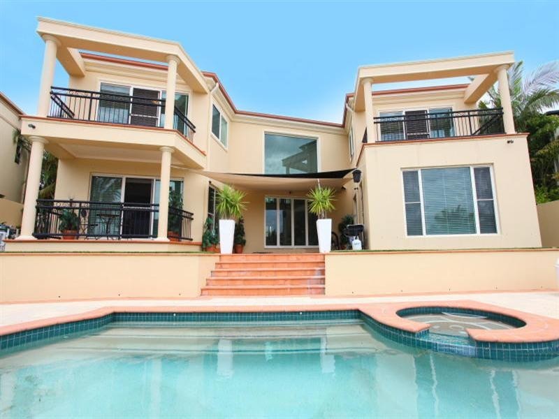 35 Istana View, Clear Island Waters QLD 4226