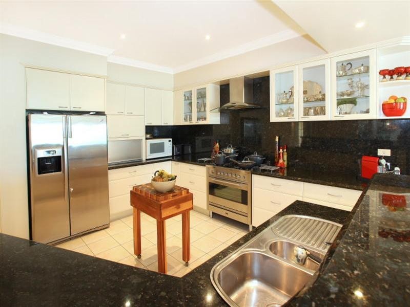 35 Istana View, Clear Island Waters QLD 4226