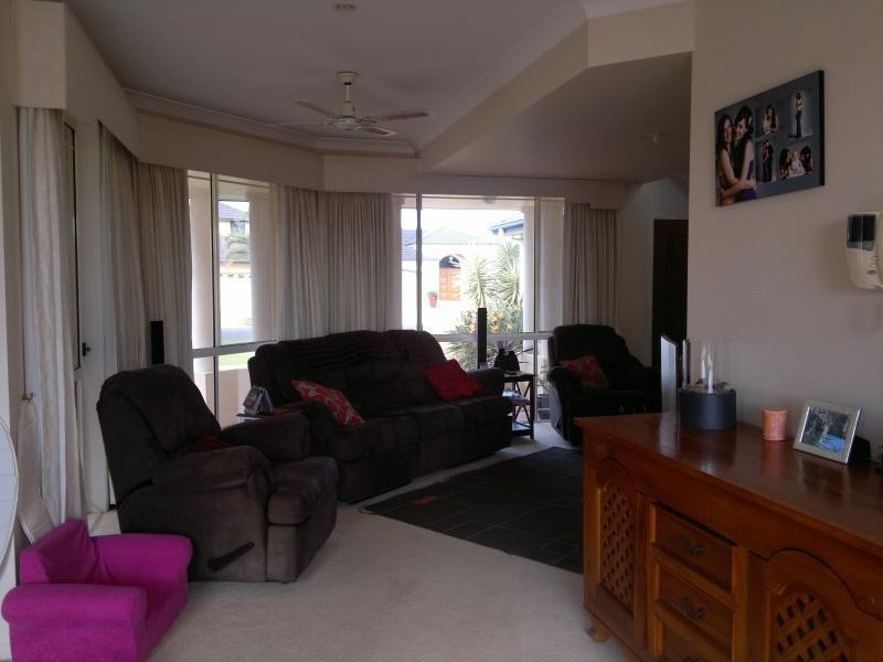 8 Sabrina Avenue, Helensvale QLD 4212