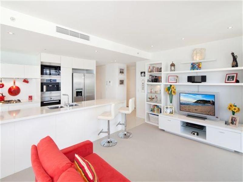 4 Charles Avenue, Broadbeach QLD 4218