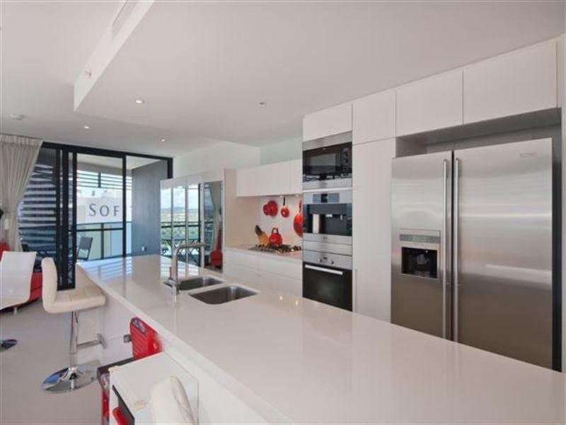 4 Charles Avenue, Broadbeach QLD 4218