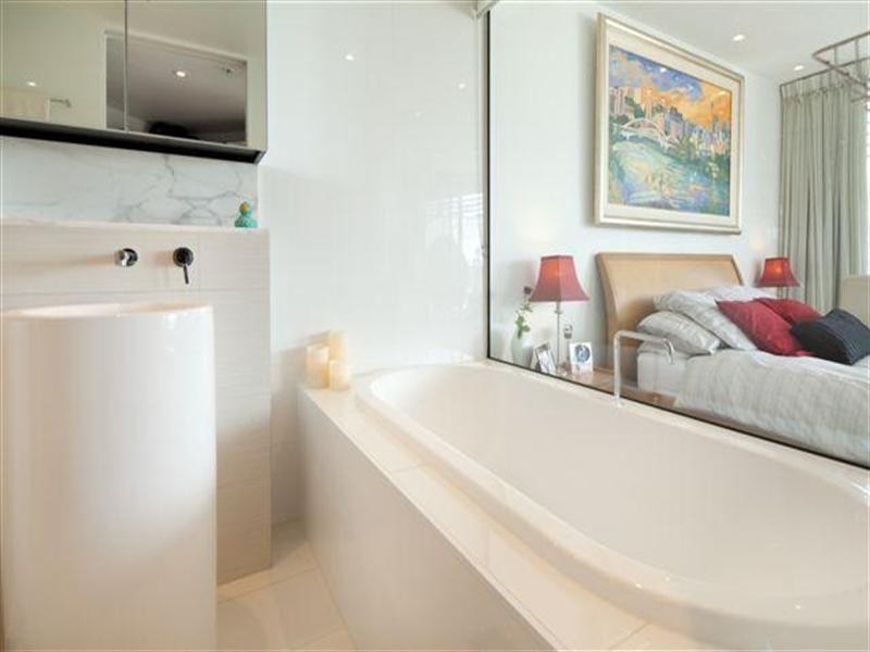 4 Charles Avenue, Broadbeach QLD 4218