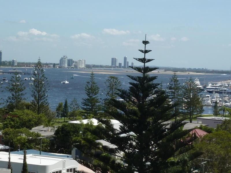 35 11 Hughes Avenue, Main Beach QLD 4217