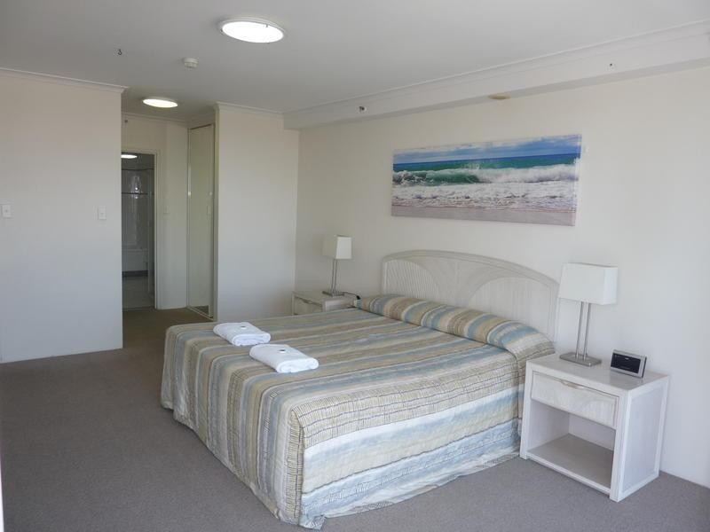35 11 Hughes Avenue, Main Beach QLD 4217