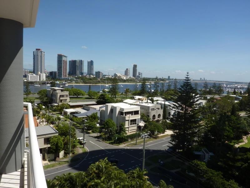 35 11 Hughes Avenue, Main Beach QLD 4217