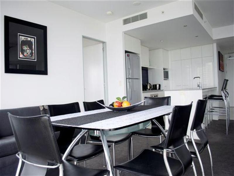 9 Ferny Avenue, Surfers Paradise QLD 4217