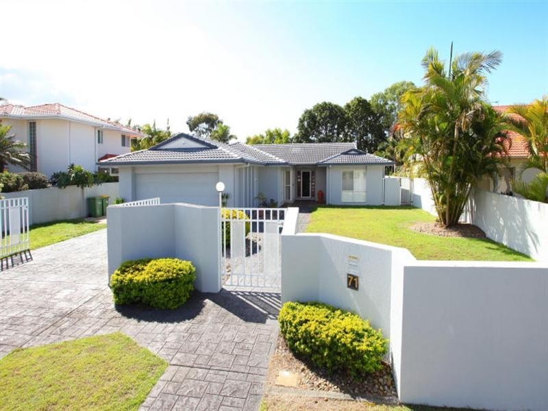 71 Santa Cruz Boulevard, Clear Island Waters QLD 4226