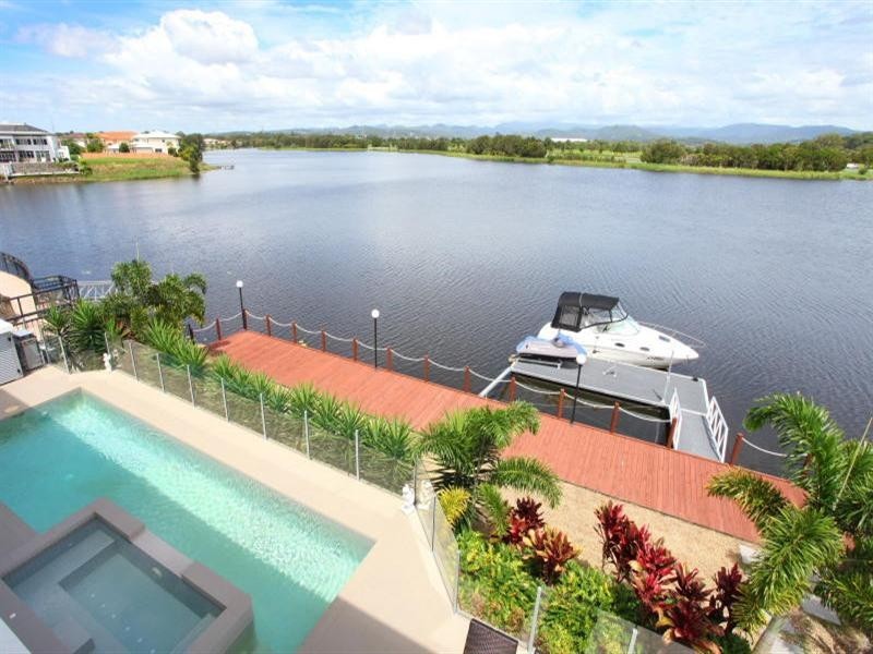 9 Istana View, Clear Island Waters QLD 4226