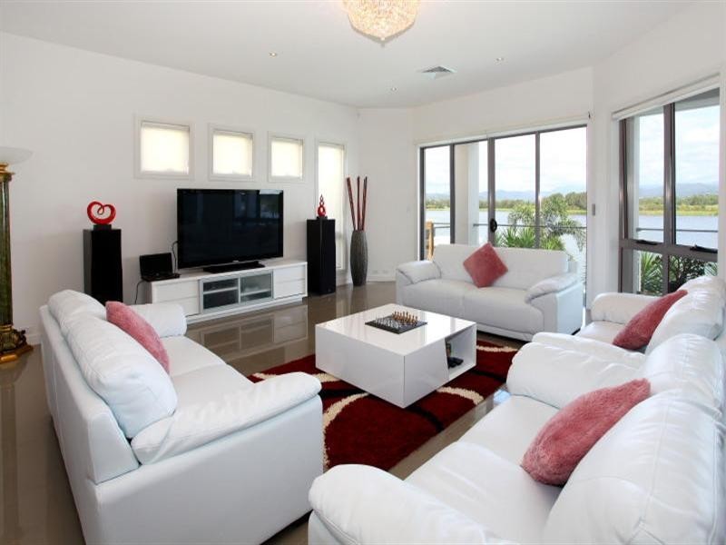 9 Istana View, Clear Island Waters QLD 4226