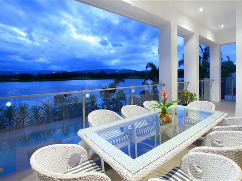 9 Istana View, Clear Island Waters QLD 4226