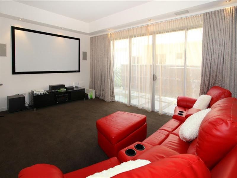 9 Istana View, Clear Island Waters QLD 4226