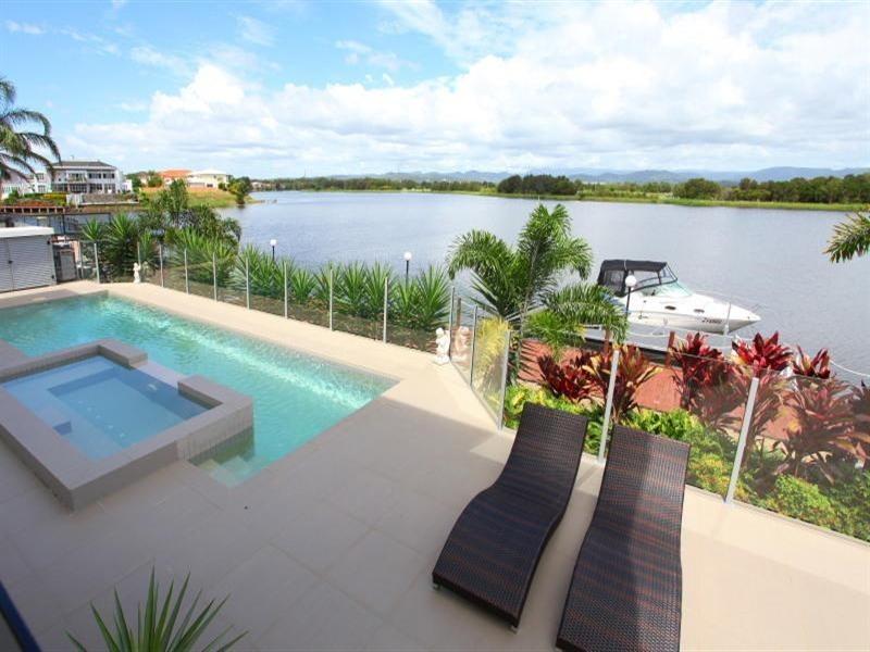 9 Istana View, Clear Island Waters QLD 4226