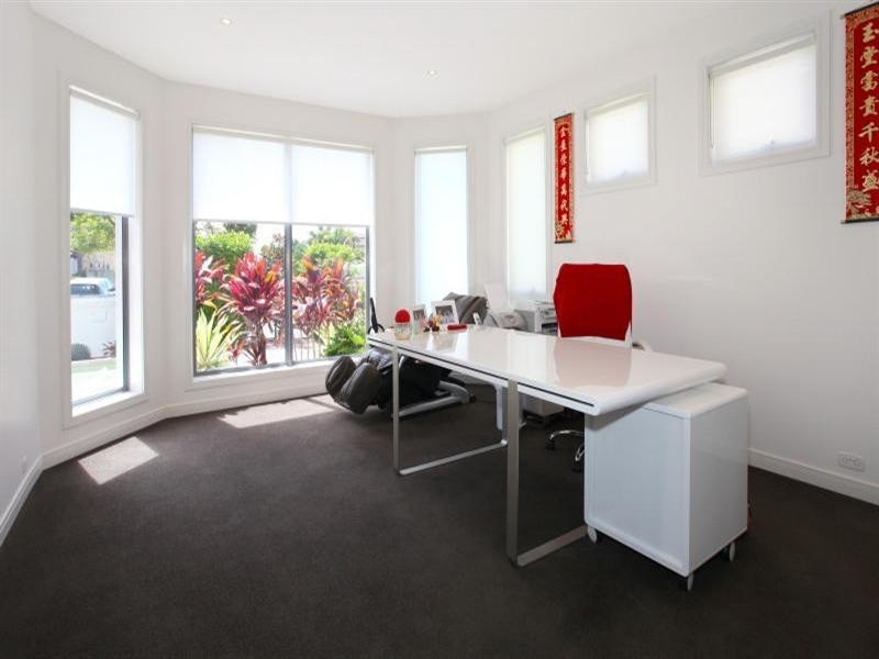 9 Istana View, Clear Island Waters QLD 4226