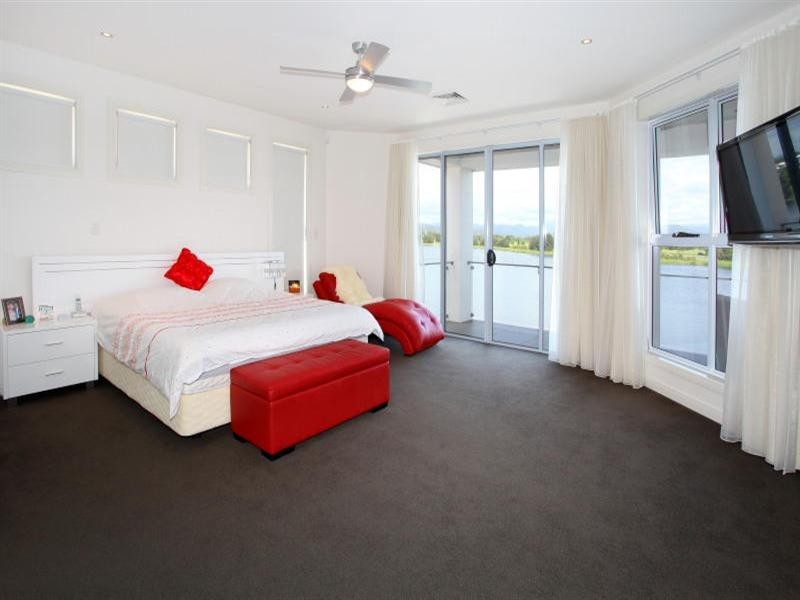 9 Istana View, Clear Island Waters QLD 4226
