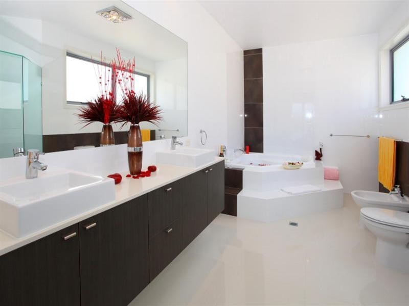 9 Istana View, Clear Island Waters QLD 4226