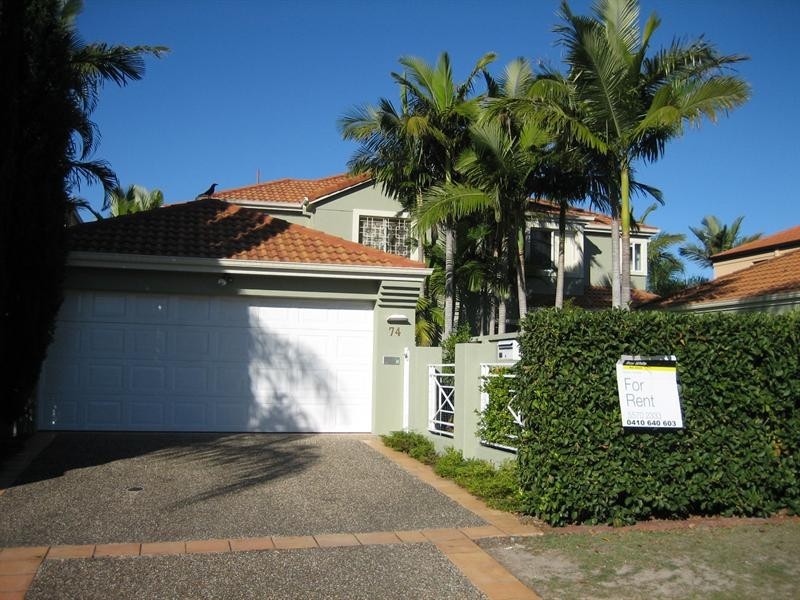 74a St Kevins Avenue, Benowa QLD 4217