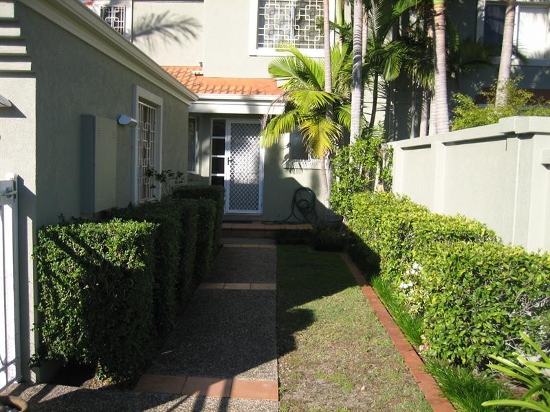 74a St Kevins Avenue, Benowa QLD 4217