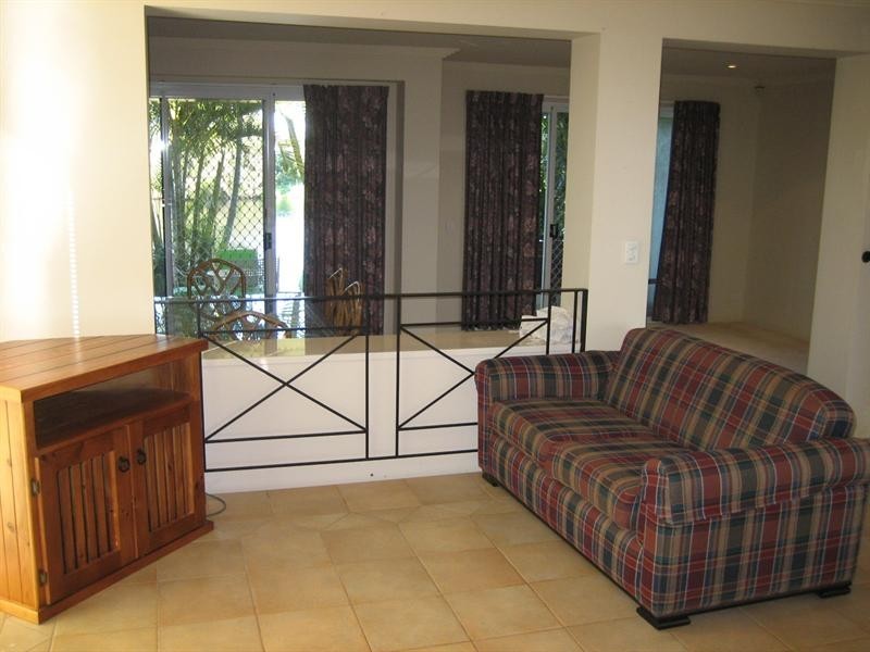 74a St Kevins Avenue, Benowa QLD 4217