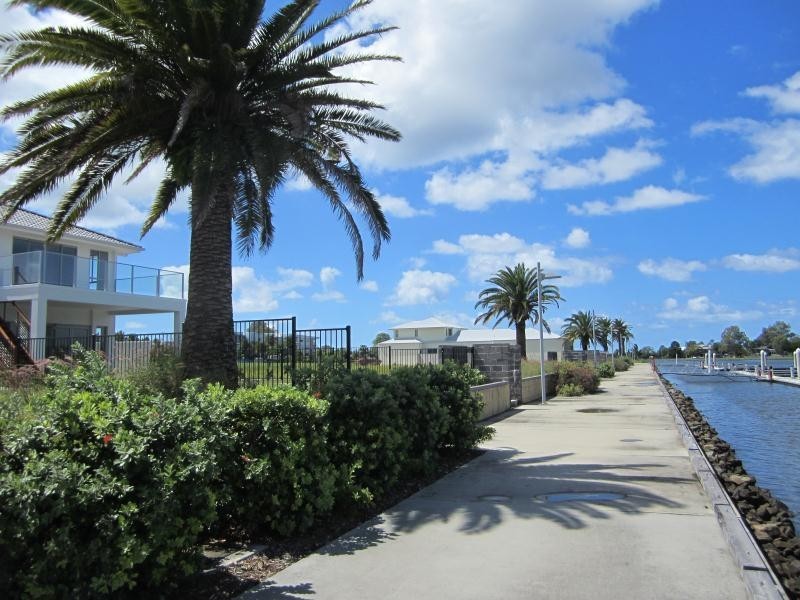 40 Harbour Rise, Hope Island QLD 4212