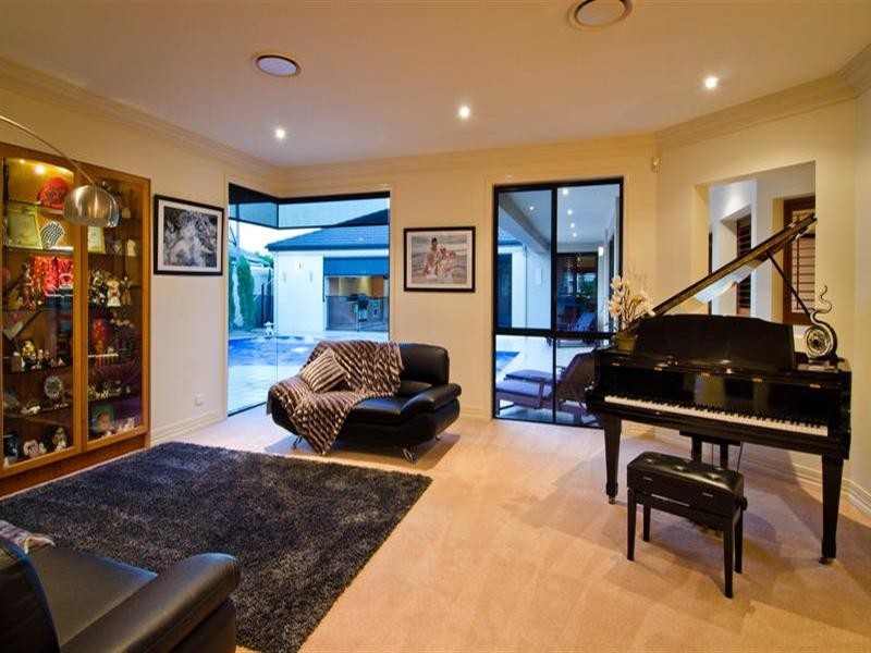 5 Intrepid Drive, Mermaid Waters QLD 4218