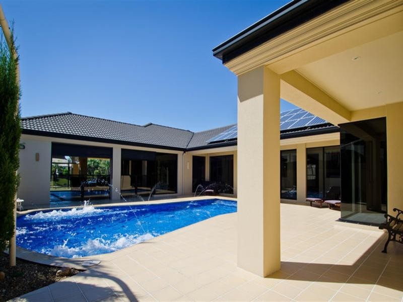 5 Intrepid Drive, Mermaid Waters QLD 4218