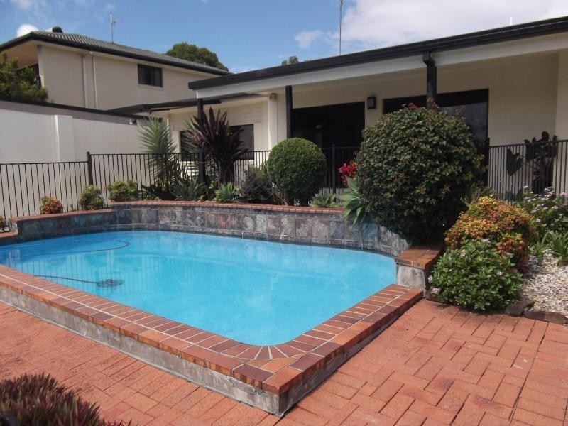 16 Dunkeith Avenue, Benowa QLD 4217