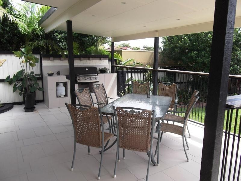 16 Dunkeith Avenue, Benowa QLD 4217