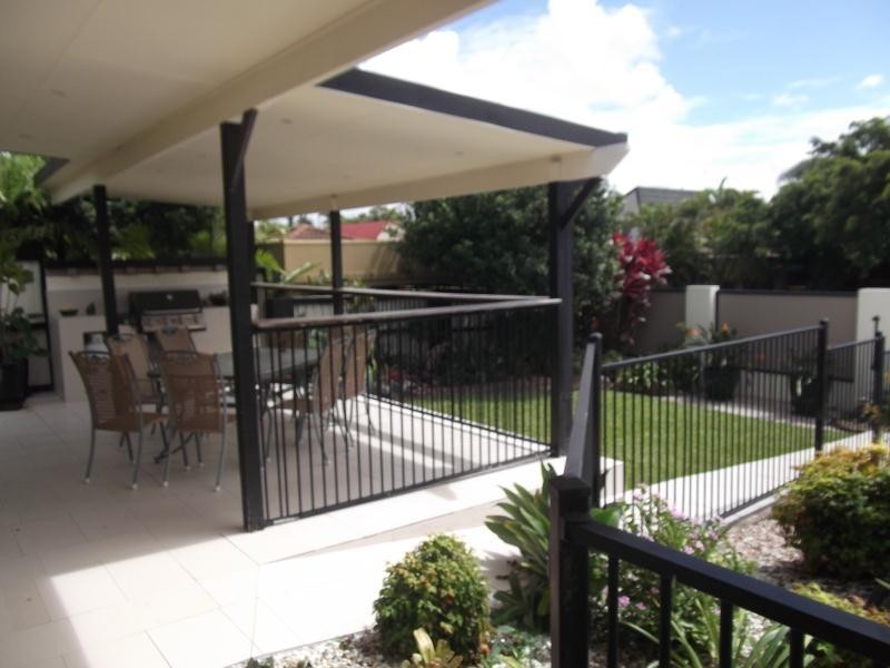 16 Dunkeith Avenue, Benowa QLD 4217