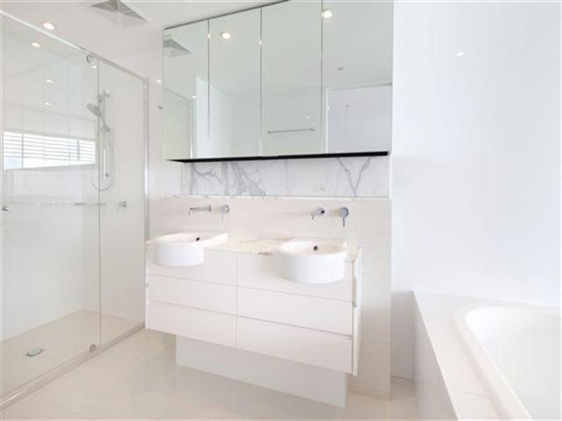 4 Charles Avenue, Broadbeach QLD 4218