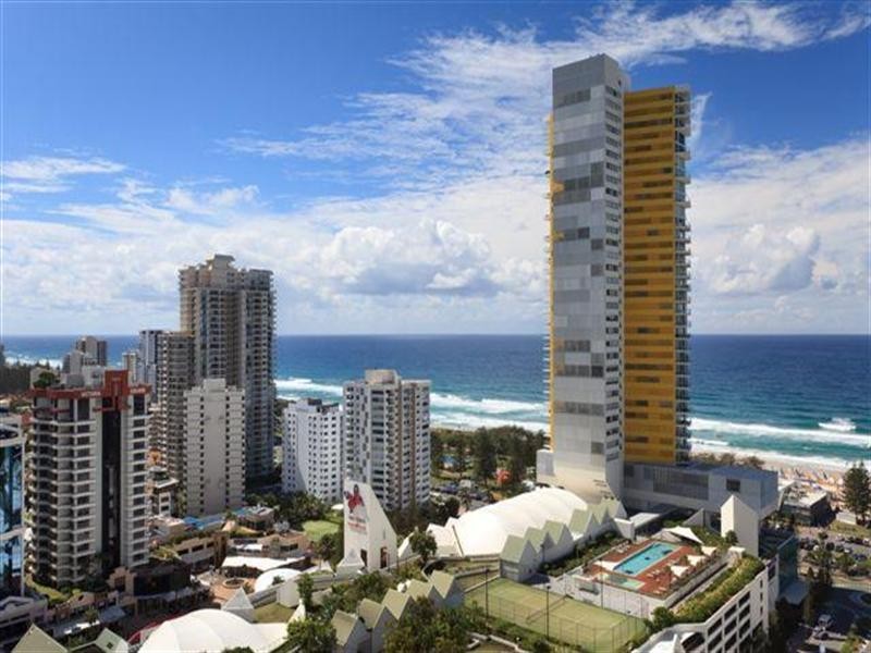 4 Charles Avenue, Broadbeach QLD 4218