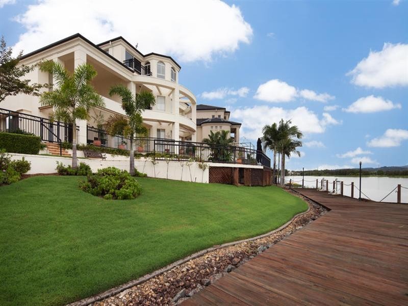 11 Istana View, Clear Island Waters QLD 4226