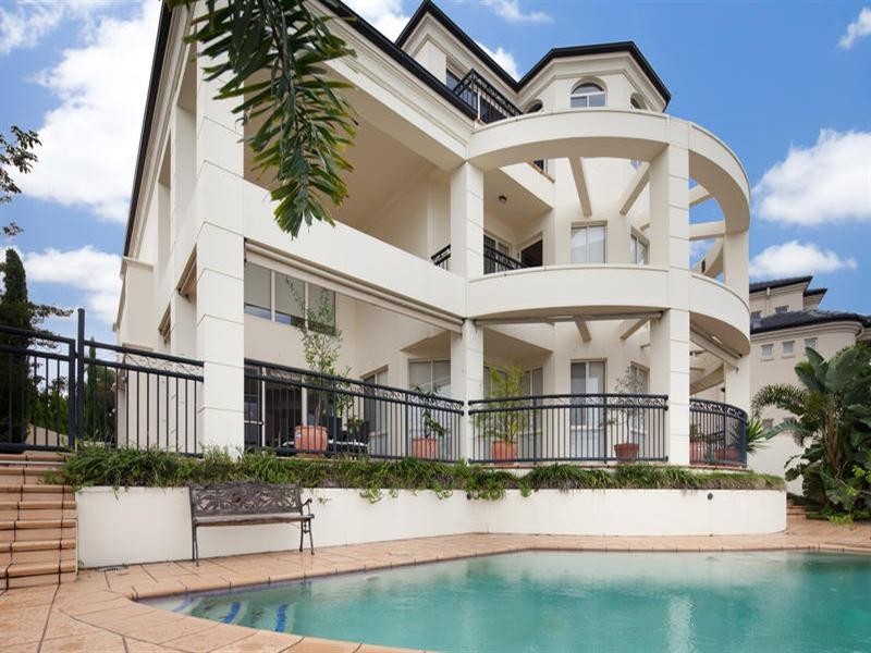 11 Istana View, Clear Island Waters QLD 4226