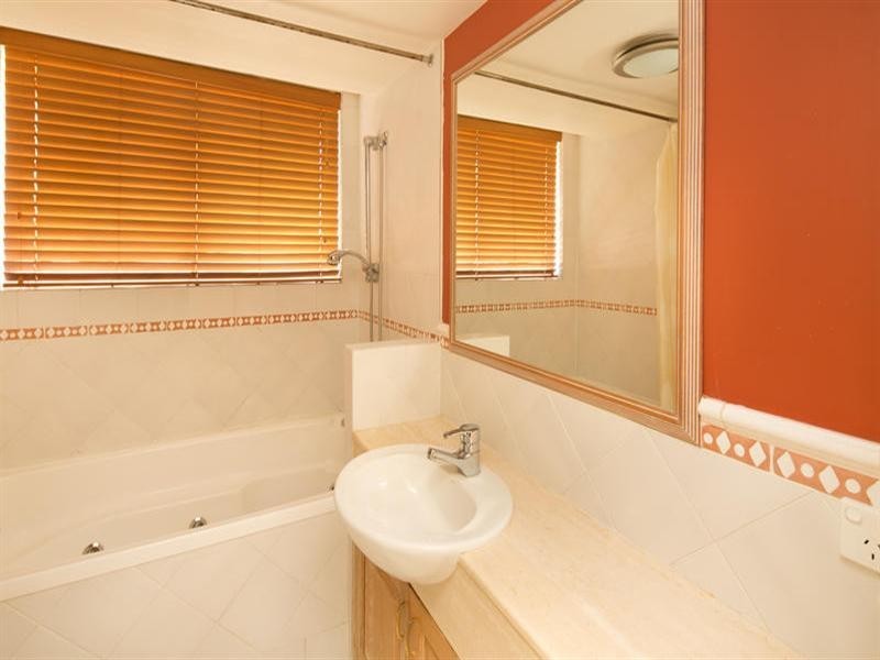 3 5 Cronin Avenue, Main Beach QLD 4217