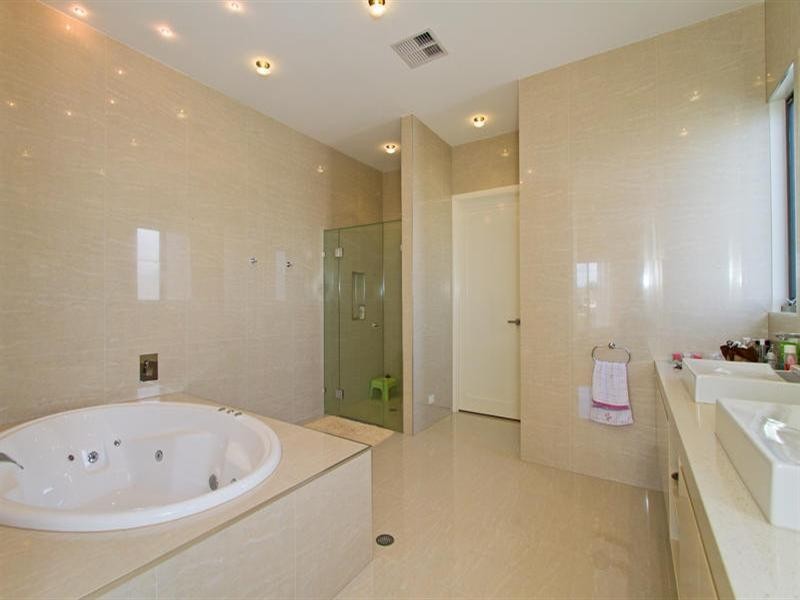 4004 The Boulevard, Benowa QLD 4217