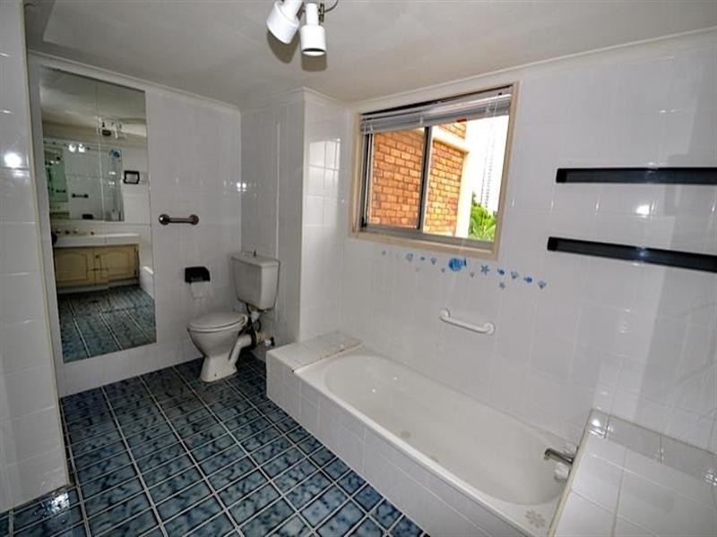 11 Riverview Parade, Surfers Paradise QLD 4217