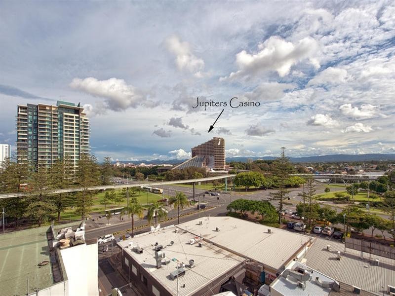 24 Queensland Avenue, Broadbeach QLD 4218