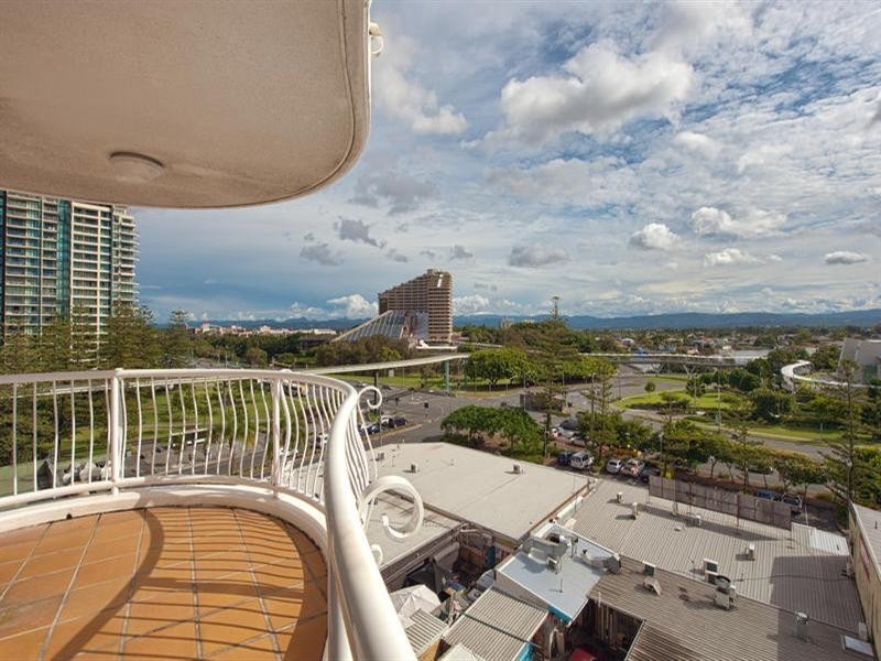 24 Queensland Avenue, Broadbeach QLD 4218