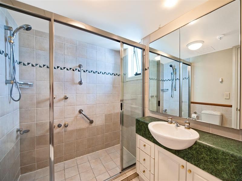 24 Queensland Avenue, Broadbeach QLD 4218