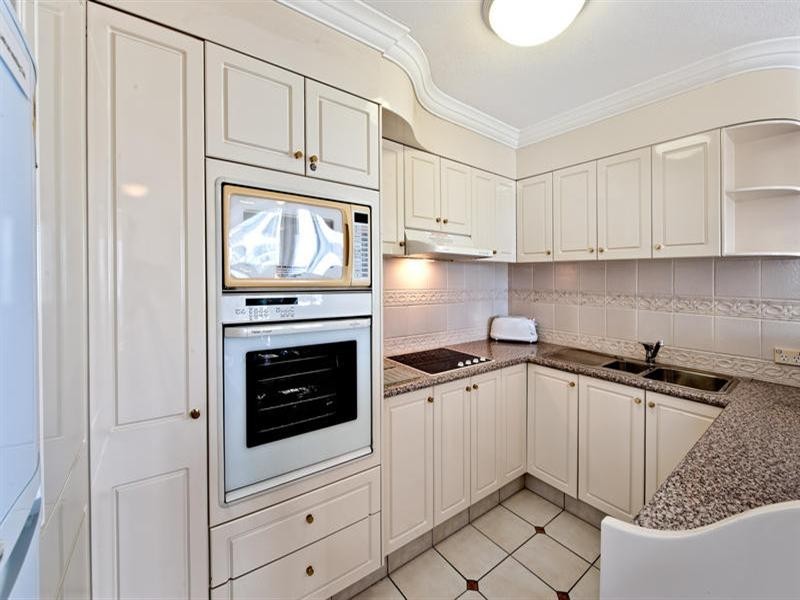 24 Queensland Avenue, Broadbeach QLD 4218