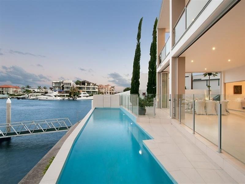 18 Hampton Court, Sovereign Islands QLD 4216