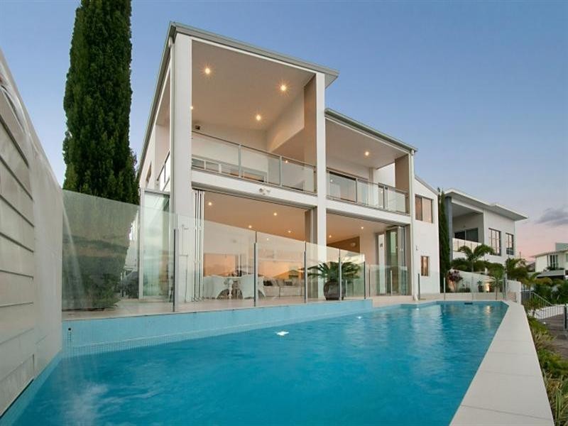 18 Hampton Court, Sovereign Islands QLD 4216