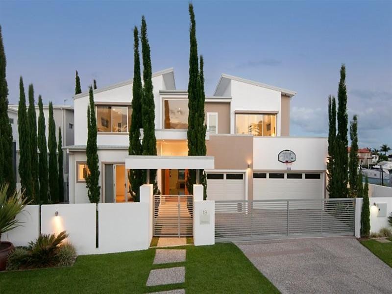 18 Hampton Court, Sovereign Islands QLD 4216