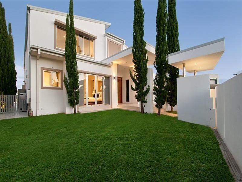 18 Hampton Court, Sovereign Islands QLD 4216