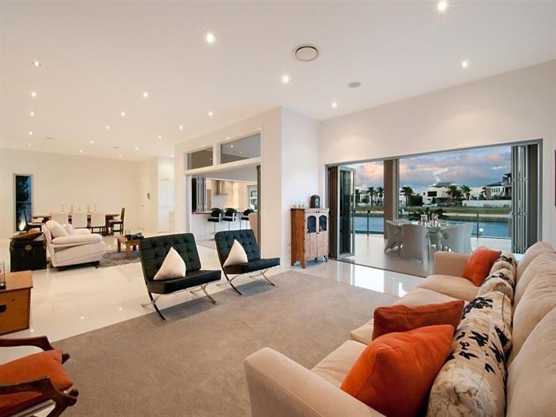 18 Hampton Court, Sovereign Islands QLD 4216