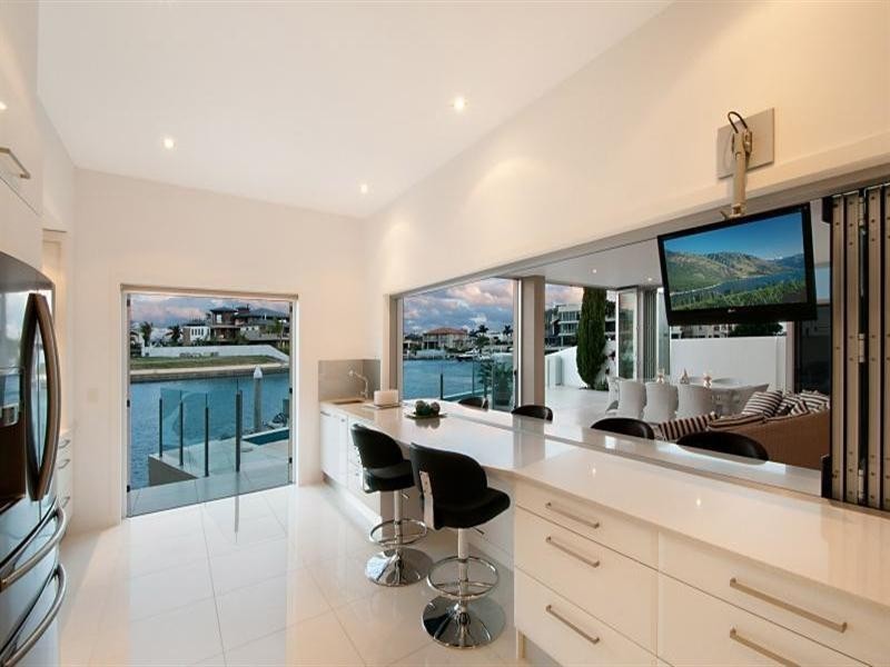 18 Hampton Court, Sovereign Islands QLD 4216