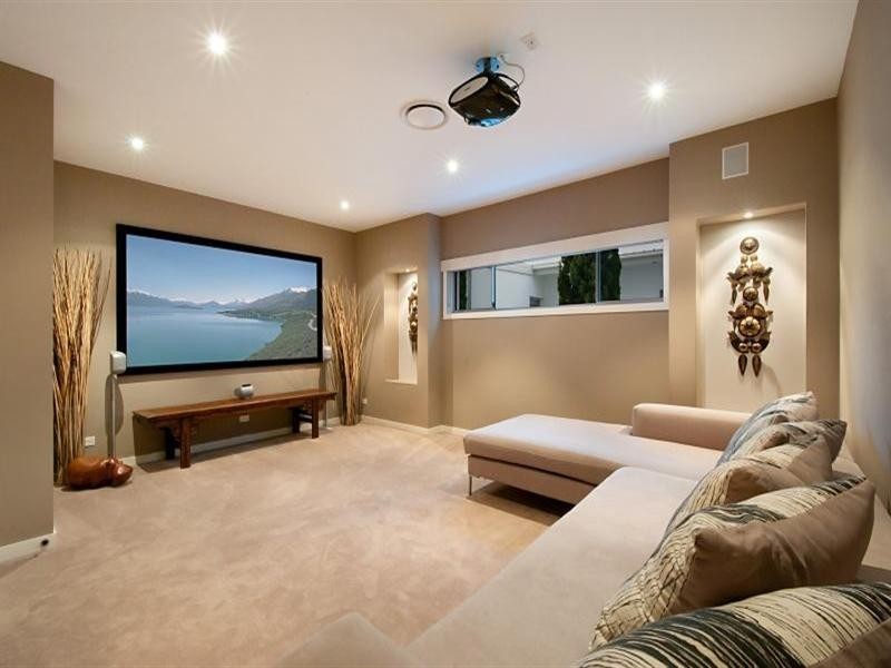 18 Hampton Court, Sovereign Islands QLD 4216