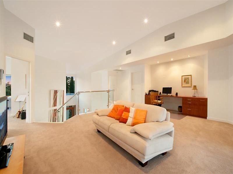 18 Hampton Court, Sovereign Islands QLD 4216