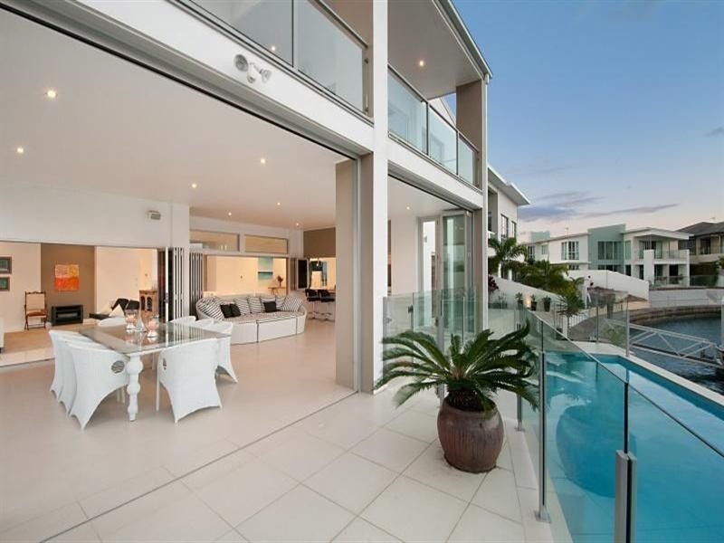 18 Hampton Court, Sovereign Islands QLD 4216