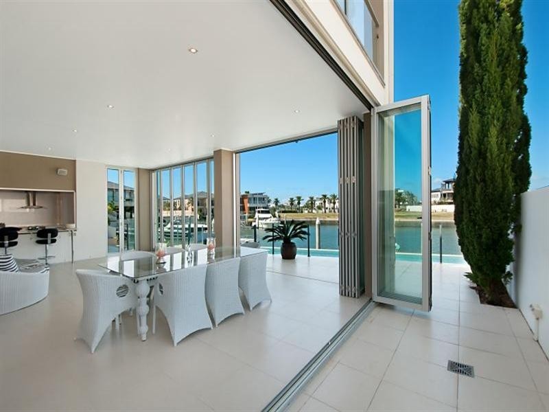 18 Hampton Court, Sovereign Islands QLD 4216