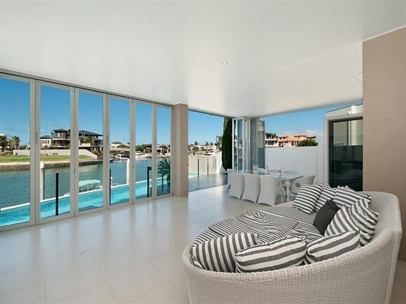 18 Hampton Court, Sovereign Islands QLD 4216